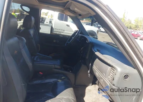 2002 Chevrolet Avalanche 1500 из США, поврежденный, VIN 3GNEK13T72G151130